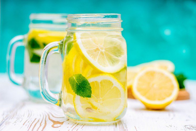Diez razones por las que debes beber agua con limón todas las mañanas Diez razones por las que debes beber agua con limón todas las mañanas